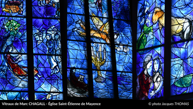 Détail des vitraux de l'église Saint-Étienne de Mayence par Marc Chagall